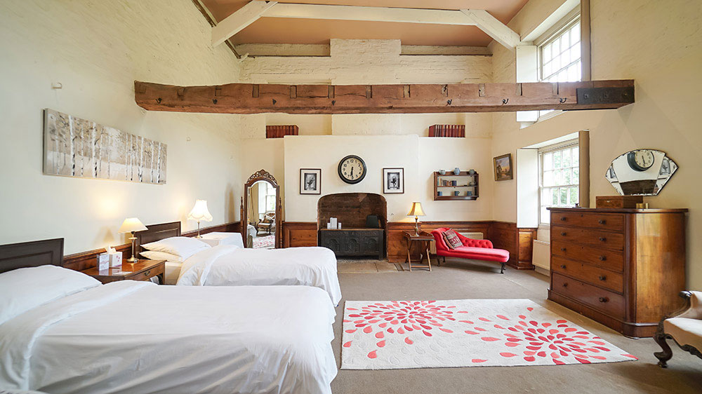 The Laundry bedroom at Tone Dale House is a wonderful, very large bedroom, with a vaulted ceiling.