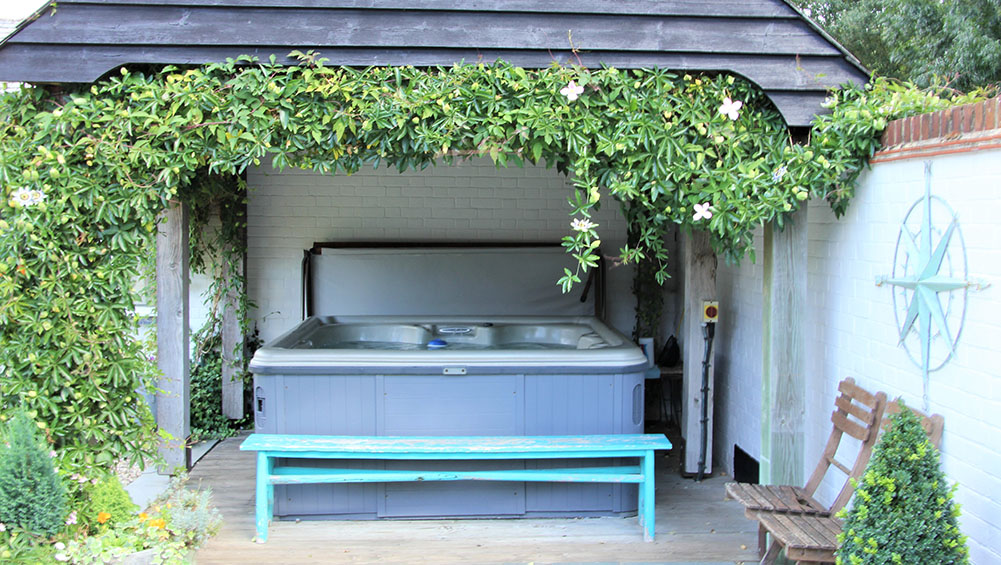  Norfolk Barns is an eight bedroom single storey house 