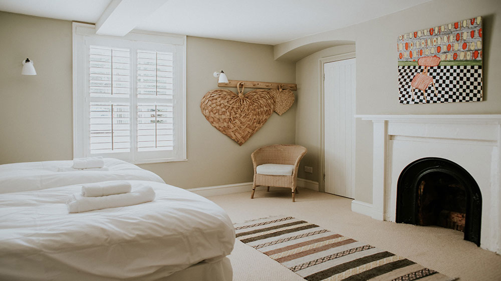 A Lovely relaxing bedroom for 2 guests at our big house in Dorset.