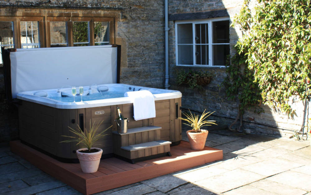 Large houses to rent with hot tubs