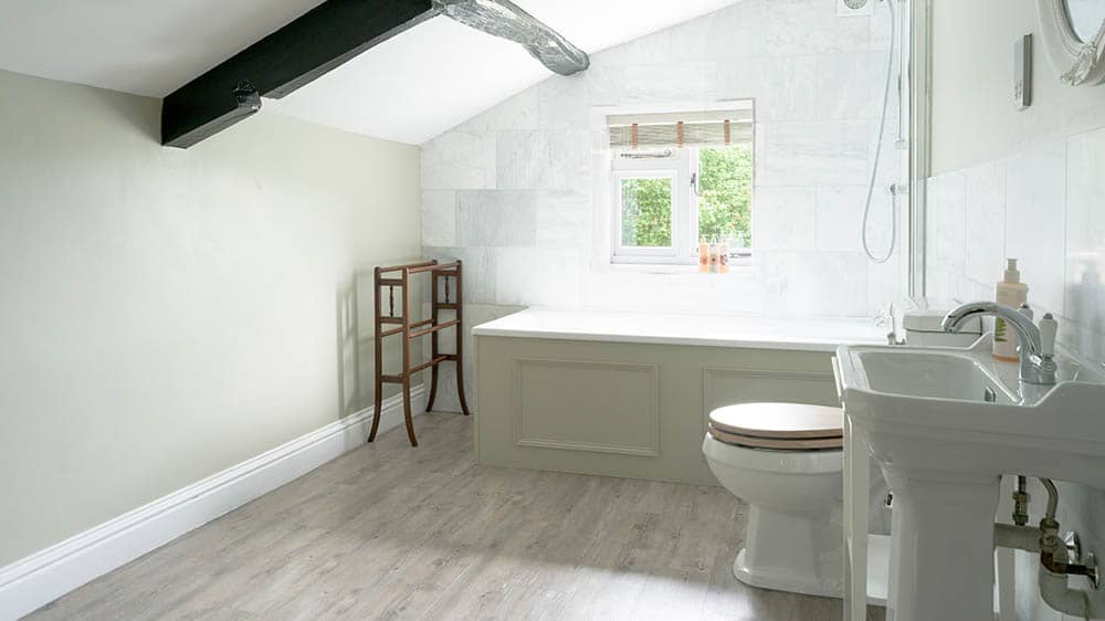 Bampton Longhouse Bathroom