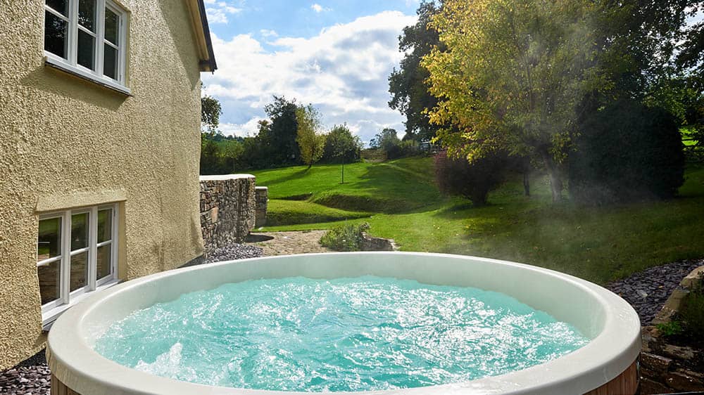 Bampton Longhouse Hot Tub