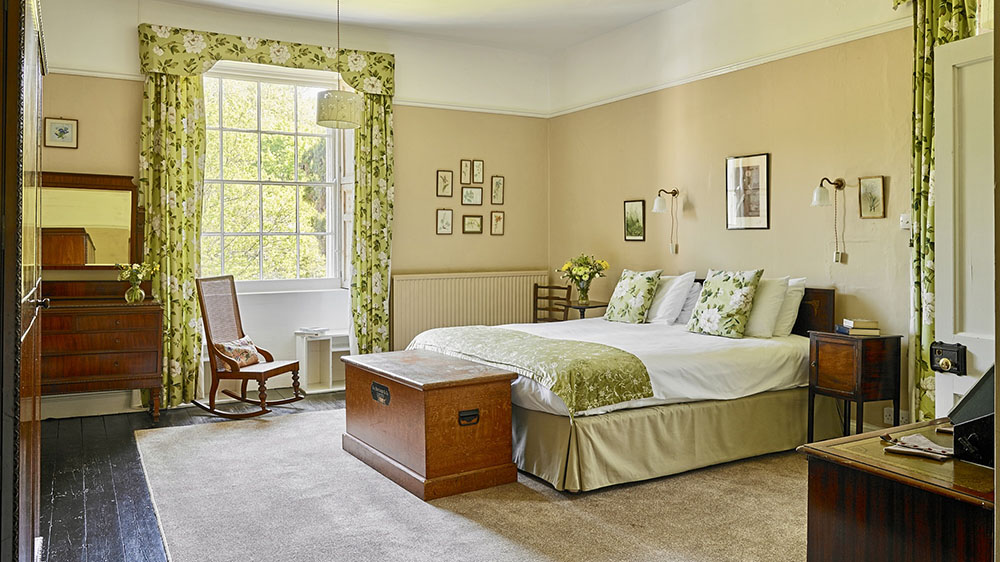 Tone Dale House - Garden bedroom with 6ft bed or twins and ensuite 