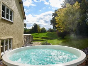 Bampton Longhouse Hot Tub